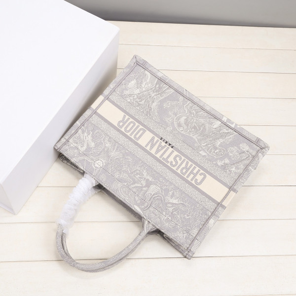 medium D*or book tote