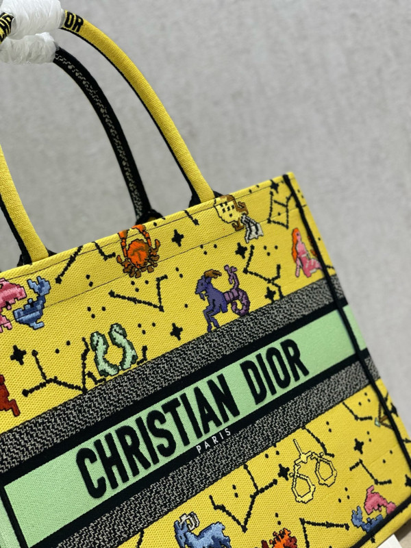 medium D*or book tote