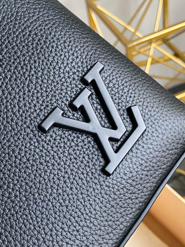 l**is V*t*n ipad pouch