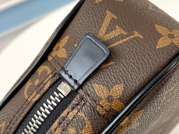 l**is V*t*n toiletry pouch pm