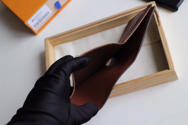 l**is V*t*n victorine wallet