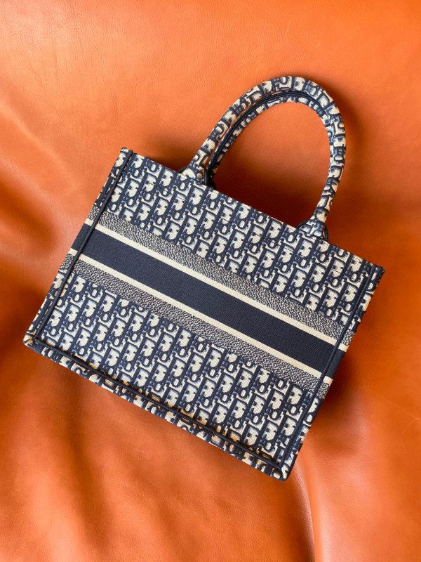 medium D*or book tote