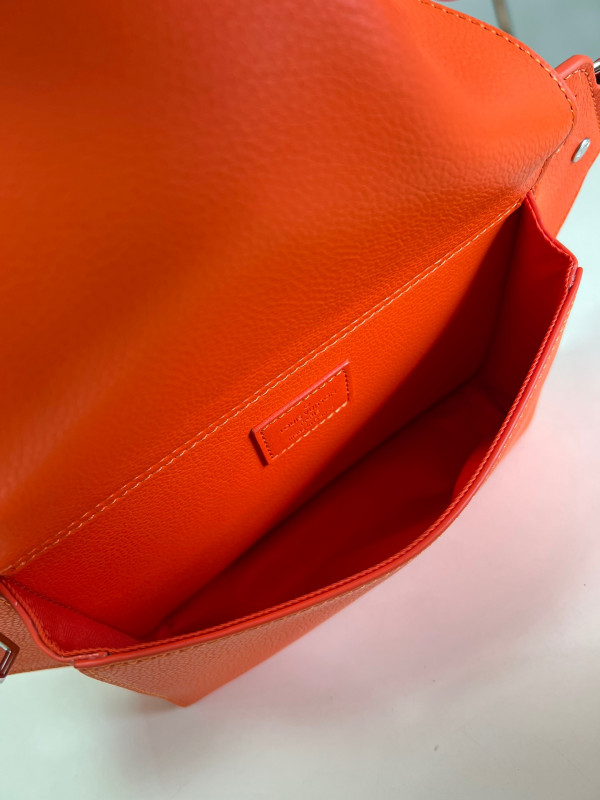 l**is V*t*n new sling