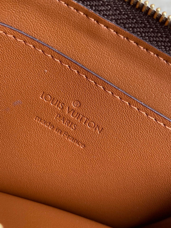 l**is V*t*n multi card holder trunk