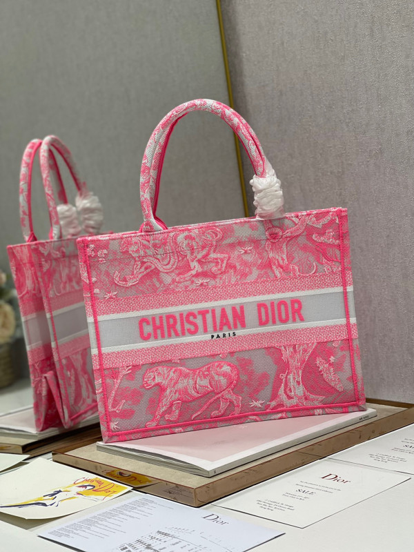 medium D*or book tote