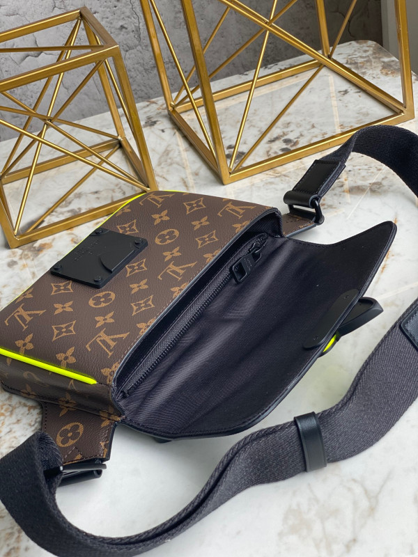 l**is V*t*n s lock sling bag