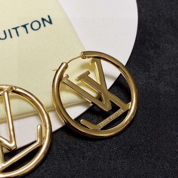 l**is V*t*n earrings