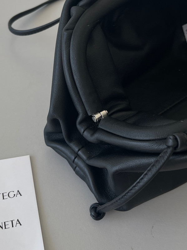 Bo*te*ga ve*ne*ta mini pouch