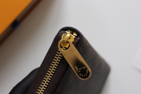 l**is V*t*n zippy wallet