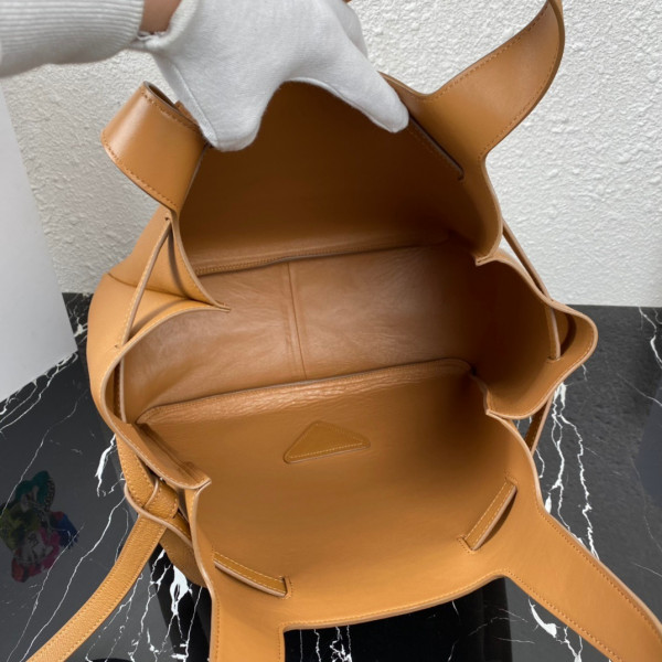 Pra*a leather tote