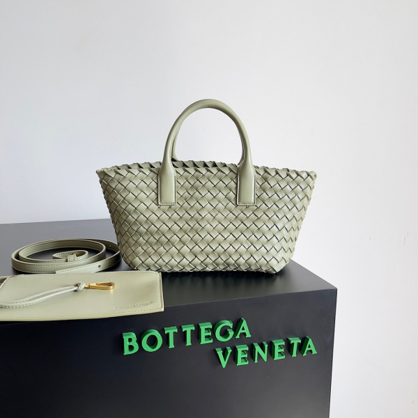 Bo*te*ga ve*ne*ta mini cabat