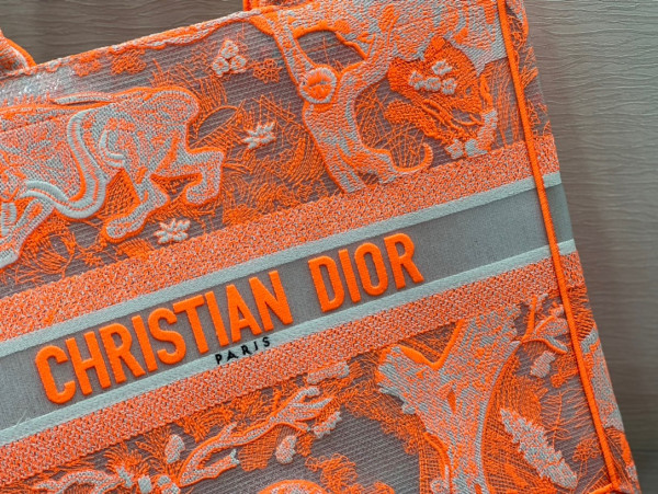 large D*or book tote