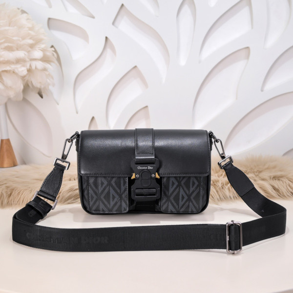 D*or hit the road bag with strap