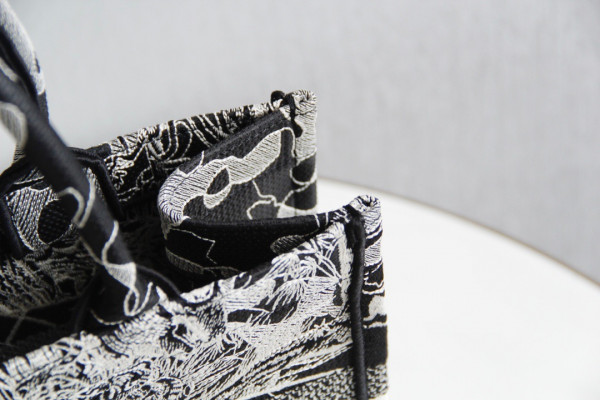 medium D*or book tote