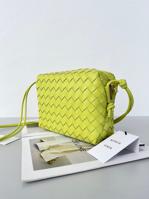 Bo*te*ga ve*ne*ta small loop camera bag