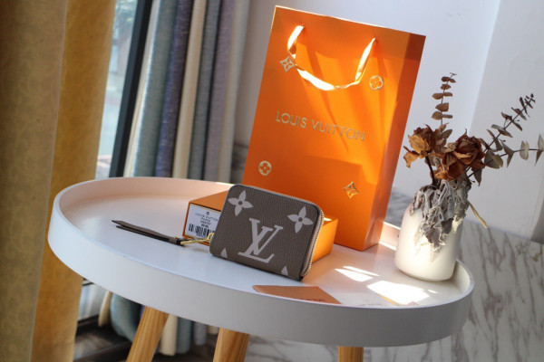 l**is V*t*n zippy coin purse
