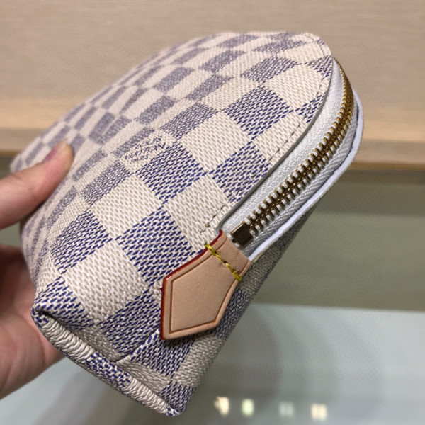 l**is V*t*n cosmetic pouch gm