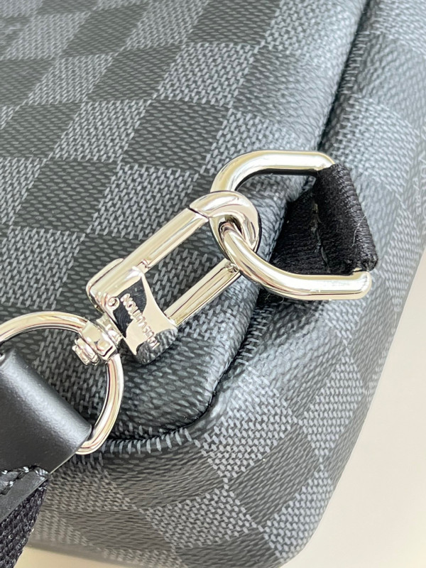 l**is V*t*n avenue slingbag