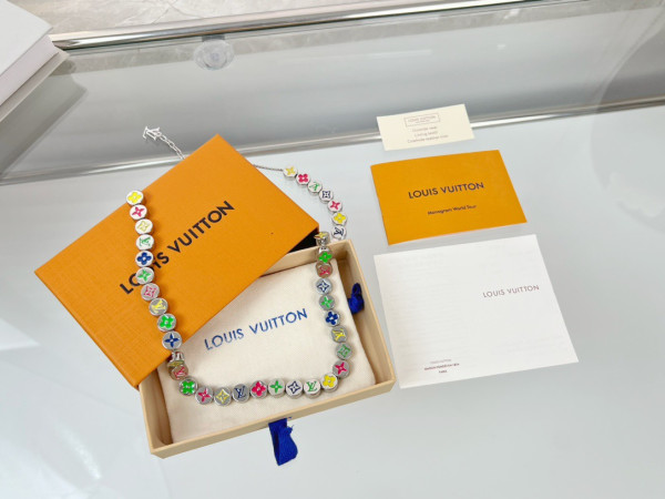 l**is V*t*n necklace