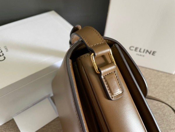Ce**e classique triomphe bag