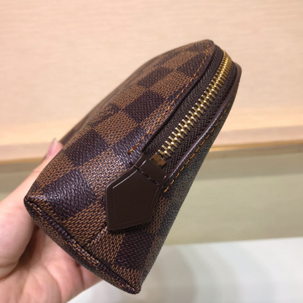 l**is V*t*n cosmetic pouch gm