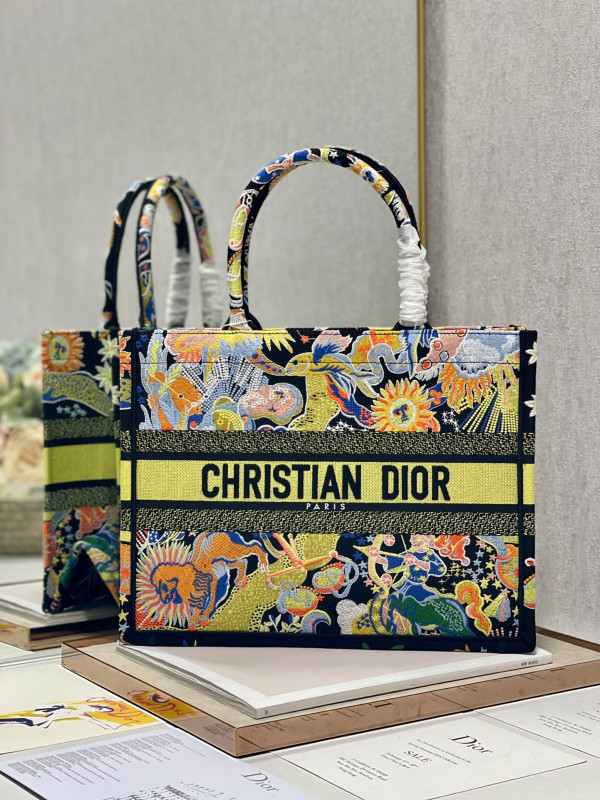 medium D*or book tote