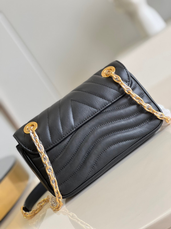 l**is V*t*n new wave chain bag pm