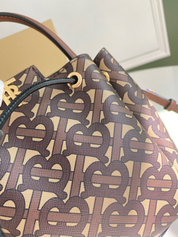 B**rry bucket bag