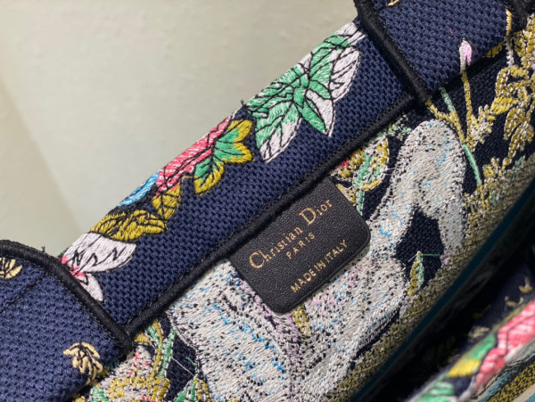 medium D*or book tote