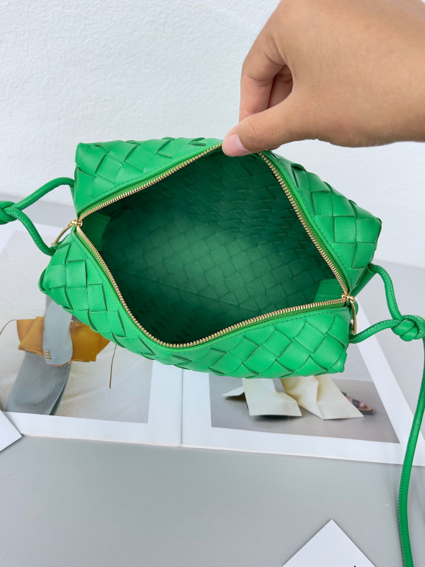 Bo*te*ga ve*ne*ta small loop camera bag