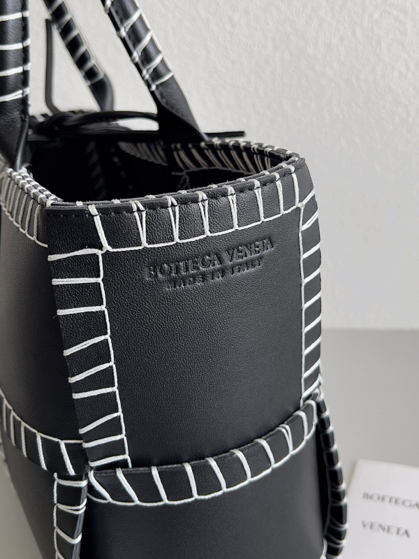 Bo*te*ga ve*ne*ta small arco tote bag