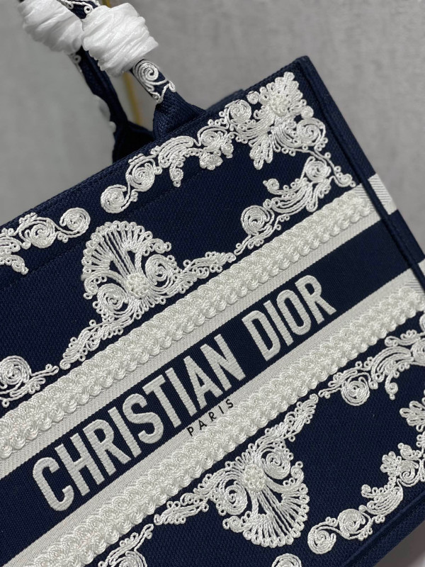 medium D*or book tote