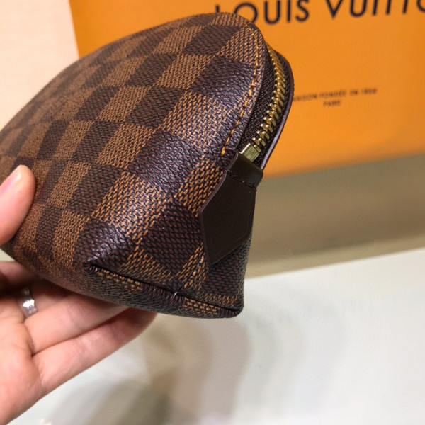l**is V*t*n cosmetic pouch