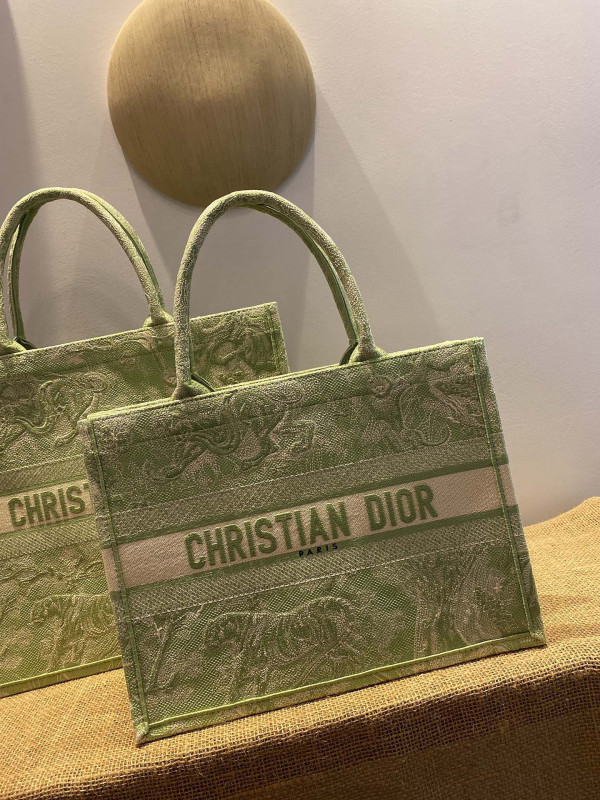 large D*or book tote