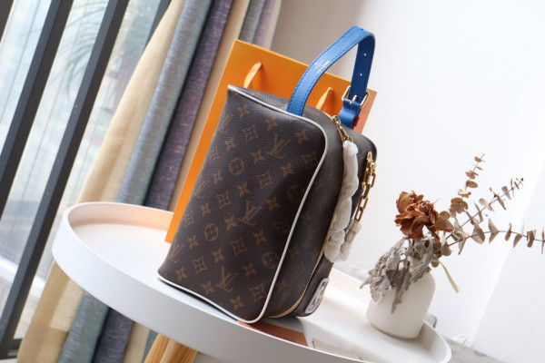 l**is V*t*n lvxnba toiletry bag