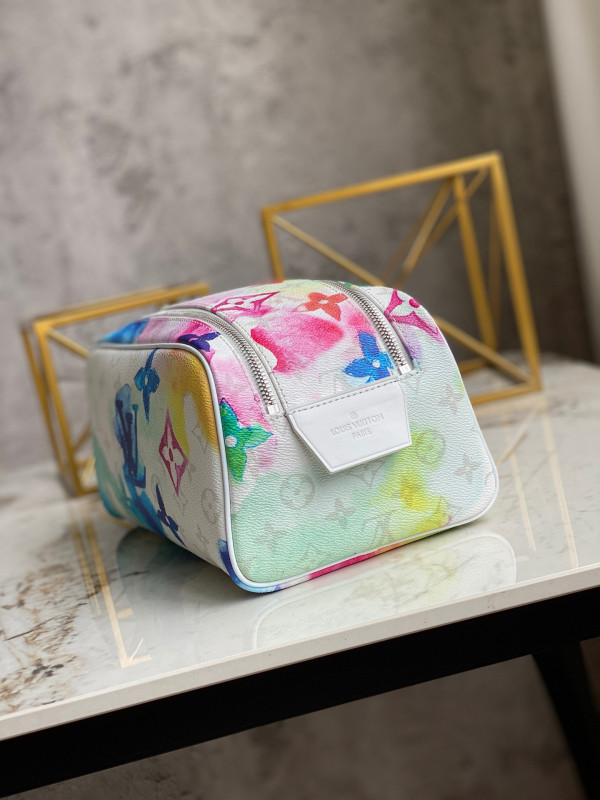 l**is V*t*n toilet dopp pouch