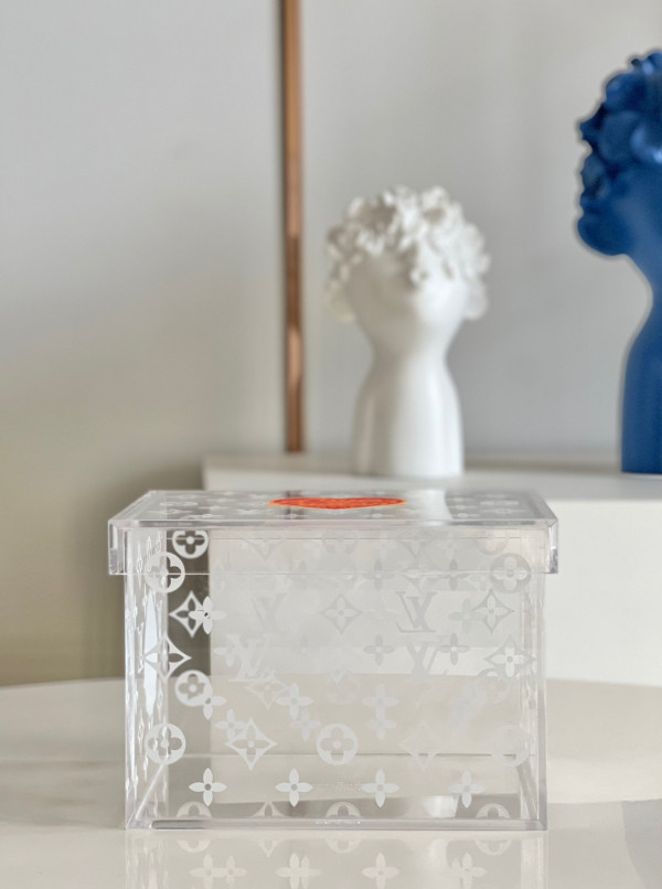 l**is V*t*n transparent box
