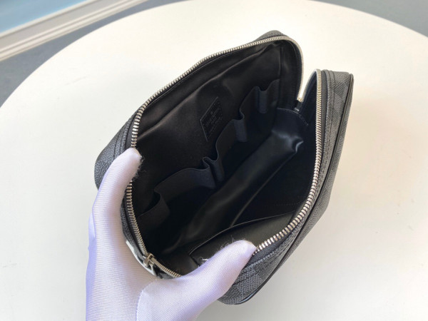 l**is V*t*n toiletry pouch gm