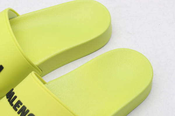 Ba*len*cia*ga pool slide sandal