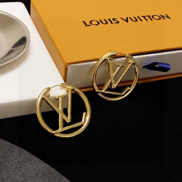 l**is V*t*n earrings