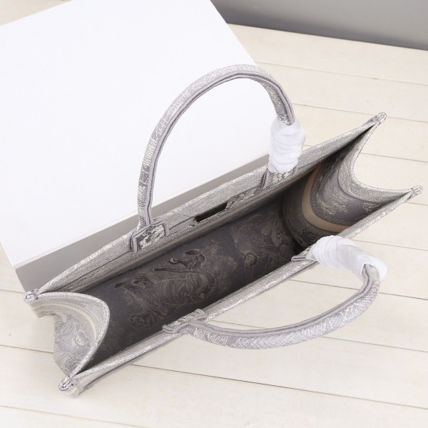 large D*or book tote