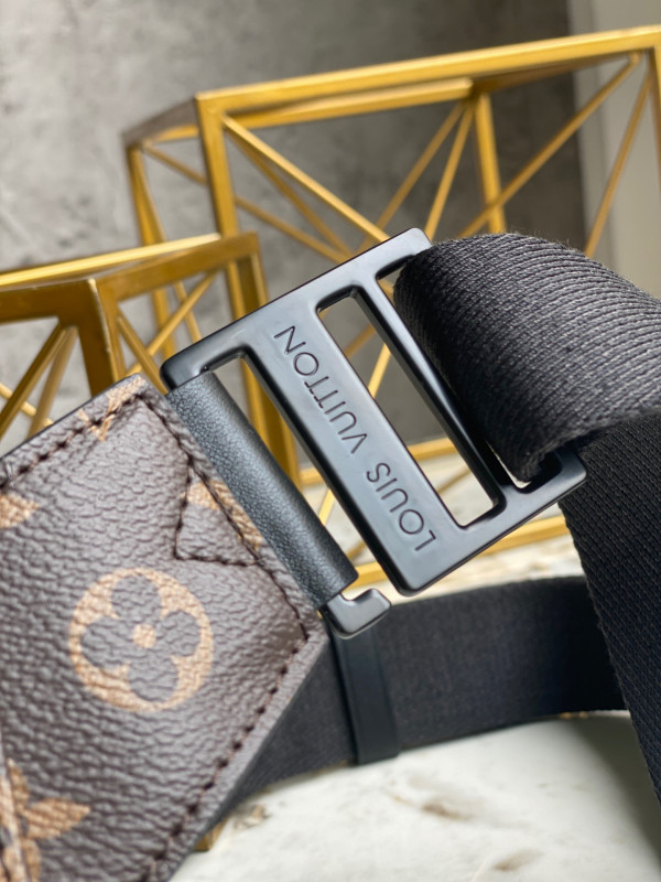 l**is V*t*n s lock sling bag