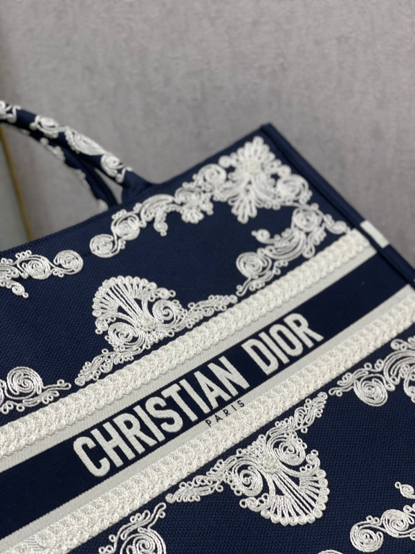 large D*or book tote