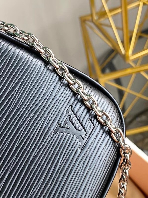 l**is V*t*n easy pouch on strap