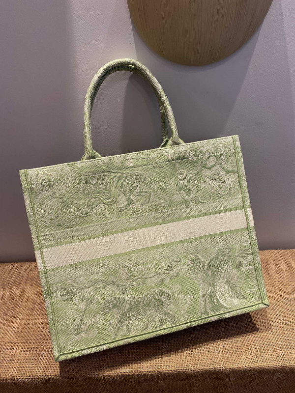 large D*or book tote