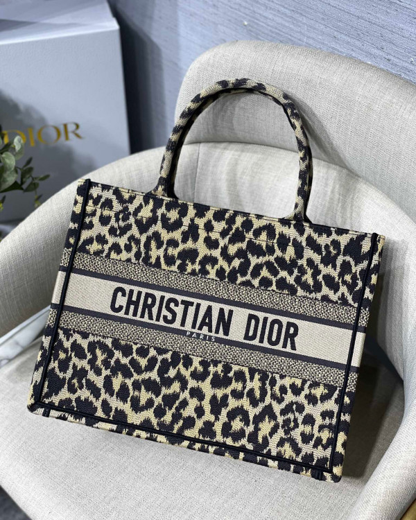 medium D*or book tote