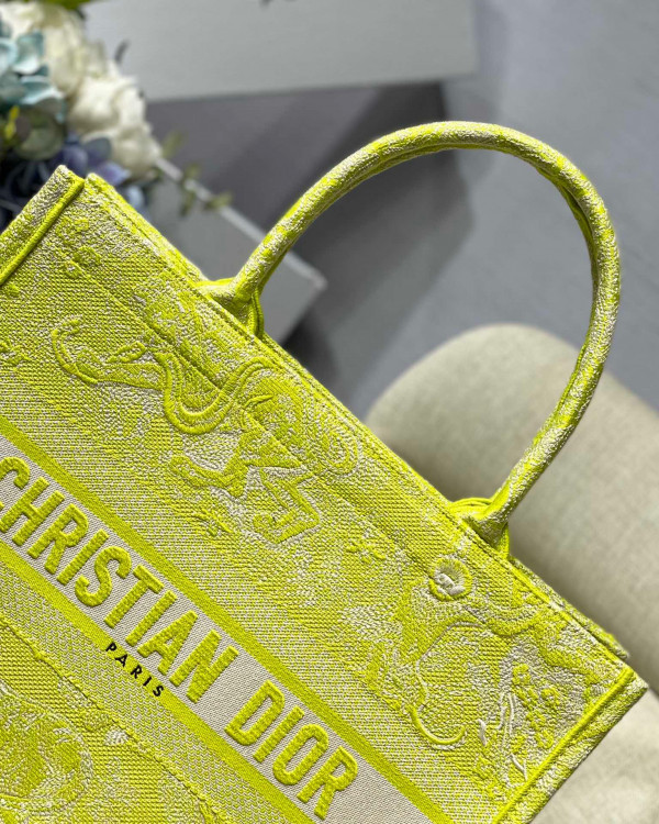 medium D*or book tote