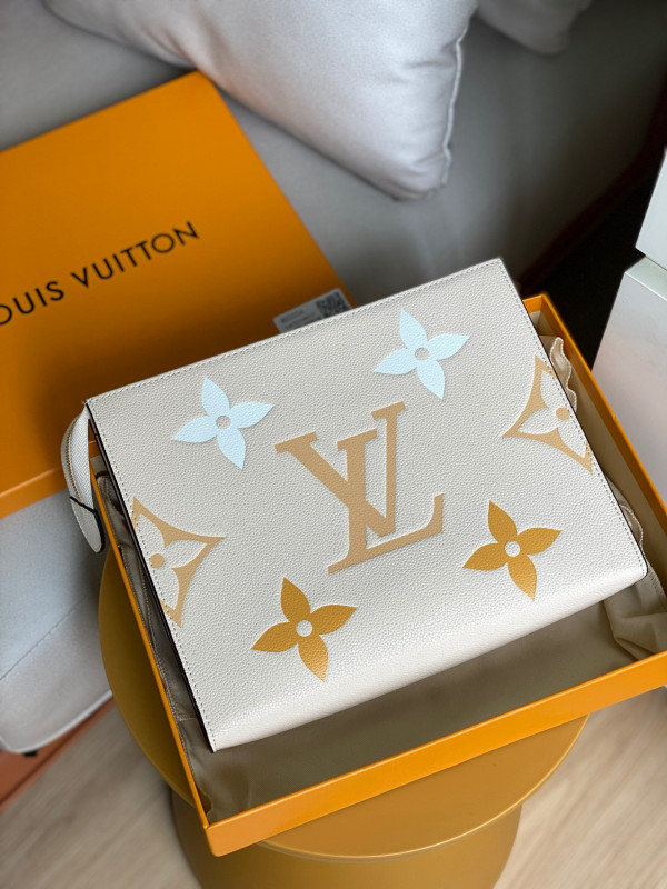 l**is V*t*n toiletry pouch 26