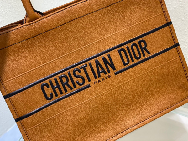 medium D*or book tote