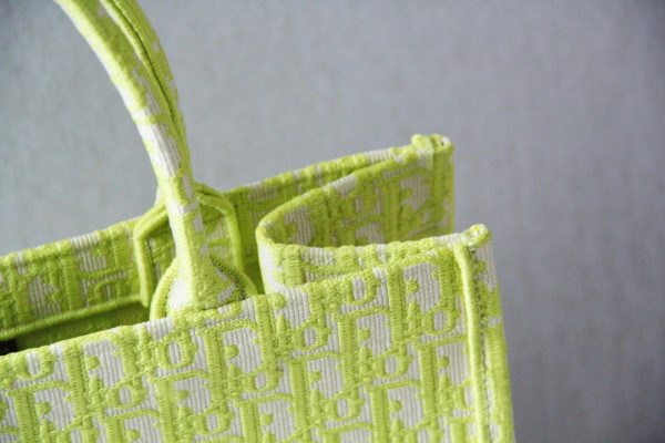 medium D*or book tote
